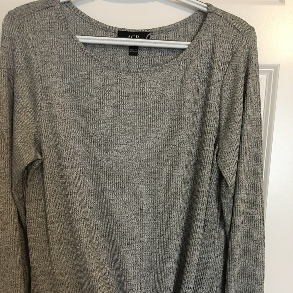 Shimmering knit sweater. Size L
